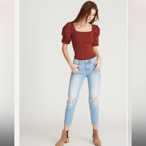 Driftwood Women’s Gizelle Light Wash Distressed Jeans Size 28 🔵